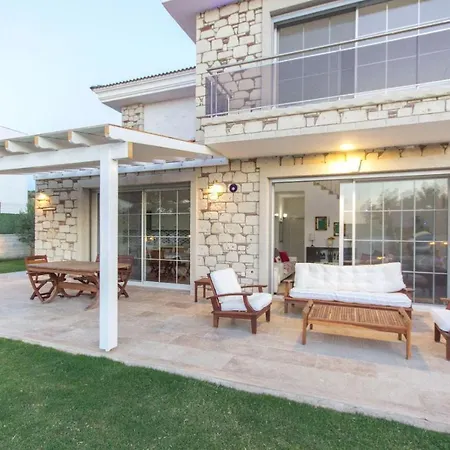 Lux Tas Villa
